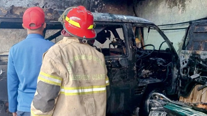Kondisi kendaraan yang terbakar di Ciamis.