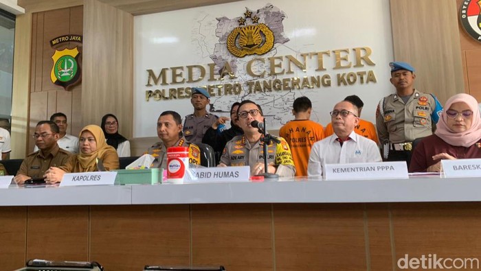 Konferensi pers polisi terkait kasus pencabulan anak di panti asuhan di Kunciran Indah, Kota Tangerang