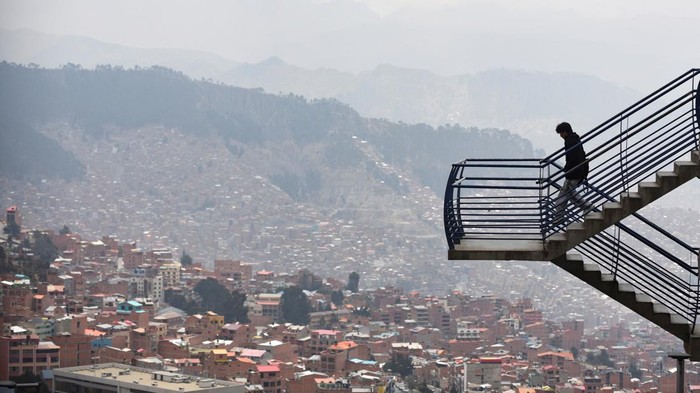 Kota La Paz Bolivia Terkepung Asap Kebakaran Hutan A view of buildings enveloped in smoke caused by wildfires in the east of the country, in La Paz, Bolivia October 8, 2024. REUTERS/Claudia Morales