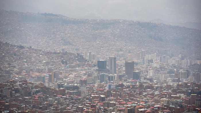Kota La Paz Bolivia Terkepung Asap Kebakaran Hutan A view of buildings enveloped in smoke caused by wildfires in the east of the country, in La Paz, Bolivia October 8, 2024. REUTERS/Claudia Morales