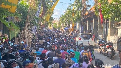 Krama Desa Adat Bugbug saat melakukan rapat mempertanyakan terkait tanah seluas 1 hektare yang disewakan oleh Kelian Desa Adat Bugbug, Rabu (9/10/2024). (I Wayan Selamat Juniasa)