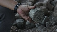 PT PLN (Persero) Unit Induk Wilayah NTT dan Kantor Perwakilan Bank Indonesia (BI) Provinsi NTT memanfaatkan limbah operasional BI yakni uang lusuh yang telah dileburkan dalam program co-firing biomassa sebagai pengganti batu bara pada rasio tertentu di PLTU Bolok.  