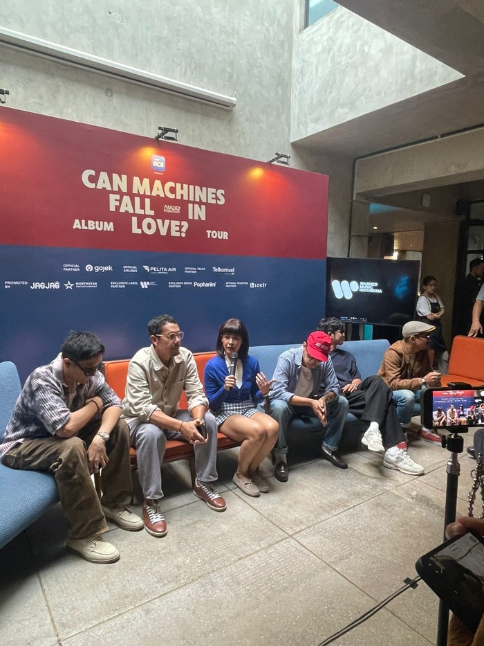 Maliq & Dessentials bakal menggelar konser Can Machines Fall In Love? di enam kota.