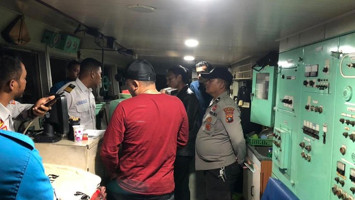Seorang penumpang Kapal Motor (KM) Laskar Pelangi bernama Hernis (69) nekat melompat ke laut di perairan Kabupaten Mamuju, Sulawesi Barat (Sulbar).