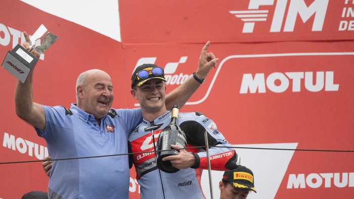 MOTEGI, JAPAN - OCTOBER 06: Manuel Gonzalez (R) of Spain and QJMOTOR Gresini Moto2™
 celebrates the victory on the podium during the Moto2 race during the MotoGP Of Japan - Race at Twin Ring Motegi on October 06, 2024 in Motegi, Japan. (Photo by Mirco Lazzari gp/Getty Images)