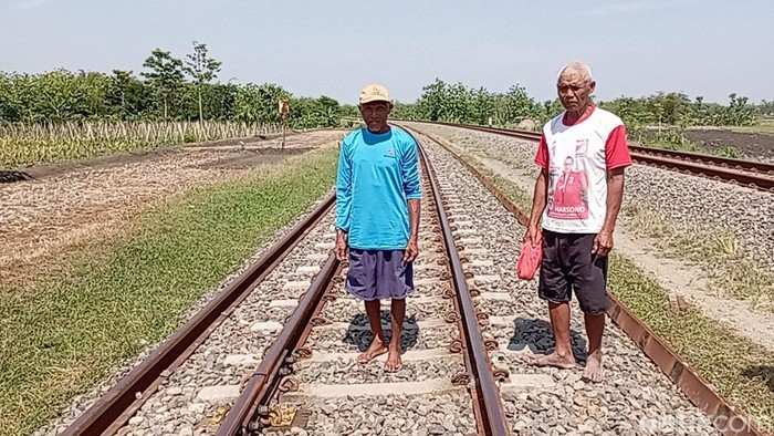Mbah Jamin dan Mbah Sarmo, dua kakek hentikan KA gegara lihat rel rusak di Blora. Foto diunggah Rabu (9/10/2024).