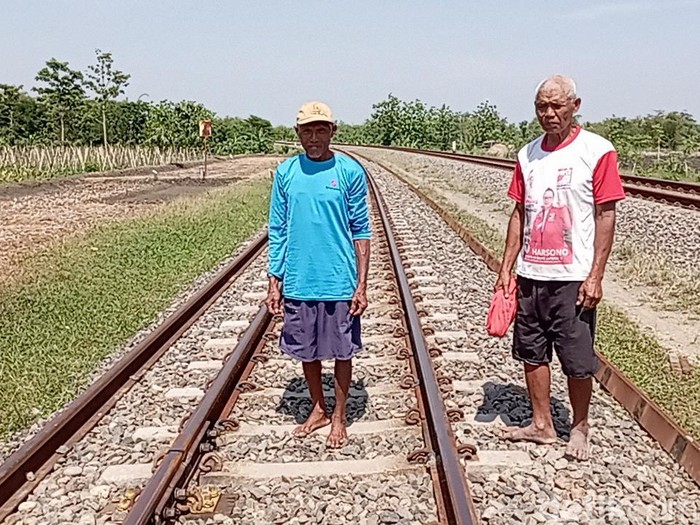 Mbah Jamin dan Mbah Sarmo, dua kakek hentikan KA gegara lihat rel rusak di Blora. Foto diunggah Rabu (9/10/2024).