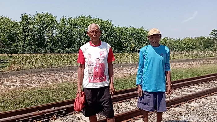 Mbah Sarmo (baju biru) dan Mbah Jamin (baju putih) berada di lokasi rel KA yang putus, Rabu (9/10/2024).