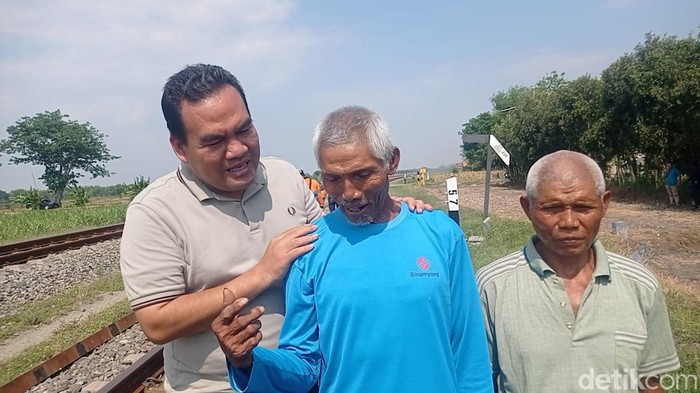 Arief Rohman bersama Mbah Sarmo dan Mbah Jamin di lokasi kejadian rel lintasan putus di Desa Pengkoljagong, Kecamatan Jati, Blora, Rabu (9/10/2024).