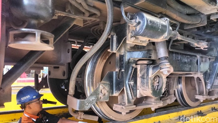Mekanik kereta di Depo Lokomotif Bandung