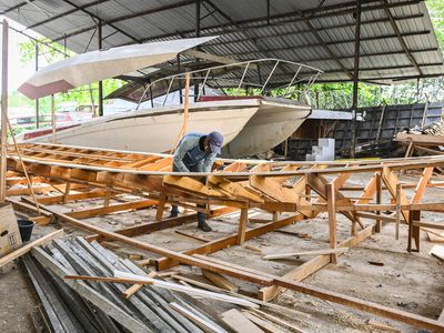 Melihat Pembuatan Kapal dari Fiber di Tangerang