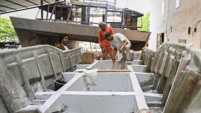 Pekerja menyelesaikan pembuatan kerangka cetakan kapal fiber di Galangan Kapal Arung Bahari Nusantara, Pulau Cangkir, Kabupaten Tangerang, Banten, Rabu (9/10/2024). Galangan kapal sejak 1997 tersebut menerima jasa pembuatan dan perbaikan kapal berbahan dasar fiber seperti kapal penumpang, kapal pancing hingga kapal ambulans yang dibanderol Rp100 juta hingga Rp6 miliar berdasarkan spesifikasi dan ukurannya. ANTARA FOTO/Sulthony Hasanuddin/aww.