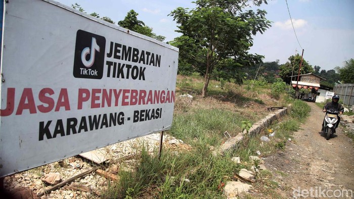 Jembatan Tiktok menghubungkan Kerawang dengan Bekasi. Untuk melintasi jembatan ini, pemotor dikenai tarif Rp 2000.