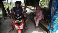 Dalam sehari pendapatan penjaga Jembatan Tiktok mencapai Rp 300.000.