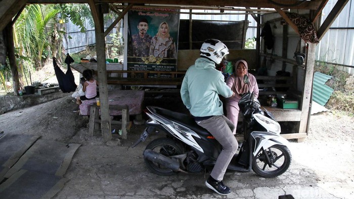 Melintasi Jembatan Tiktok Kerawang-Bekasi Jembatan Tiktok menghubungkan Kerawang dengan Bekasi. Untuk melintasi jembatan ini, pemotor dikenai tarif Rp 2000.