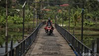 Pemotor melintasi Jembatan Tiktok di kawasan Karawang, Jawa Barat, Rabu (9/10/2024).