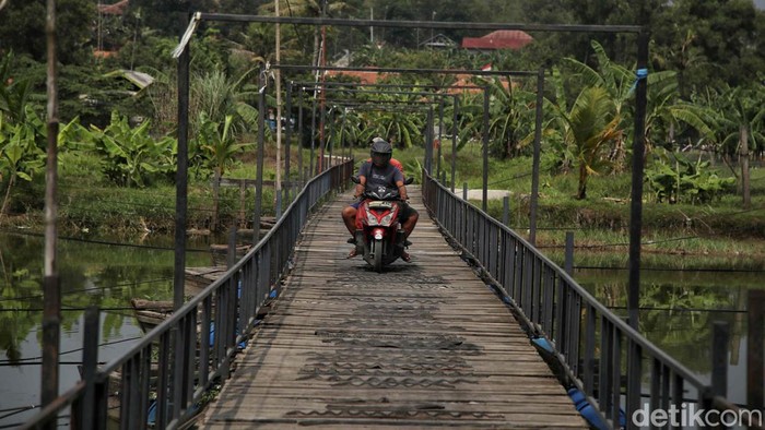 Jembatan Tiktok menghubungkan Kerawang dengan Bekasi. Untuk melintasi jembatan ini, pemotor dikenai tarif Rp 2000.