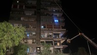 Bangunan itu merupakan rumah bagi markas besar keamanan dan kedutaan besar.
