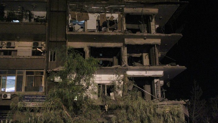 People inspect the site of an Israeli airstrike that targeted a residential building in the Mezzah suburb west of the Syrian capital Damascus, Syrias state news agency reported, Syria October 8, 2024. REUTERS/Firas Makdesi