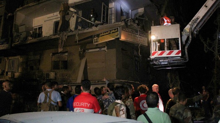 People inspect the site of an Israeli airstrike that targeted a residential building in the Mezzah suburb west of the Syrian capital Damascus, Syria's state news agency reported, Syria October 8, 2024. REUTERS/Firas Makdesi
