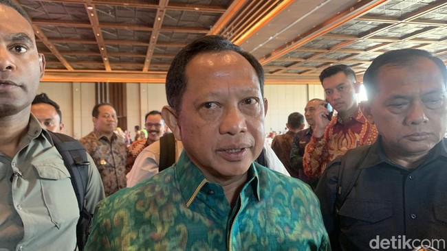 Mendagri Tito Karnavian saat ditemui di Sanur, Denpasar, Rabu (9/10/2024). (Foto: Rizki Setyo/detikBali) Mendagri Tito Karnavian saat ditemui di Sanur, Denpasar, Rabu (9/10/2024). (Foto: Rizki Setyo/detikBali)