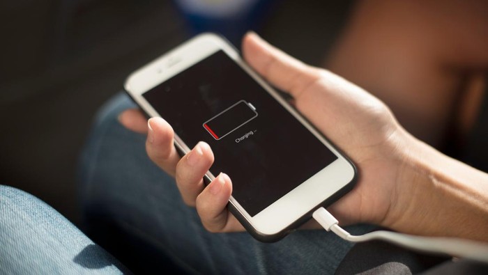 Mengisi daya baterai handphone atau HP