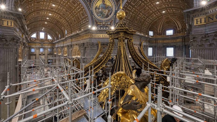 Menilik Kemegahan Basiliki Momumental di Vatikan Pasca Restorasi Scaffoldings envelope Bernini's monumental bronze canopy, Tuesday, Oct. 8, 2024, which is situated beneath Michelangelo's massive dome, whose twisting Solomonic columns' gleaming bronze has been concealed for nine months while expert conservators worked meticulously on its intricate surface. (AP Photo/Domenico Stinellis)