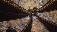 Kanopi atau baldachin ini dibuat antara tahun 1620-an hingga 1630-an atas perintah Paus Urbanus VIII. Bernini, arsitek dan pematung terkenal dari era Barok, ditugaskan untuk merancang karya tersebut.  