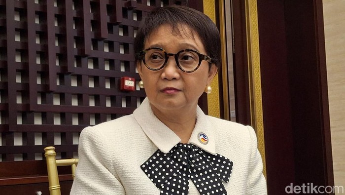 Menlu Retno Marsudi di sela-sela KTT ASEAN di Laos