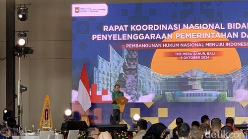 Menteri Dalam Negeri Tito Karnavian saat memberi sambutan dalam Rakornas Penyelenggaraan Hukum Pemerintahan Dalam Negeri di Sanur, Denpasar, Rabu (9/10/2024). (Foto: Rizki Setyo/detikBali)