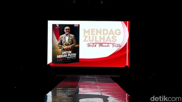 Menteri Perdagangan Zulkifli Hasan atau Zulhas meluncurkan buku yang berjudul 'Untuk Merah Putih' di sela-sela pembukaan Jakarta Muslim Fashion Week (JMFW).