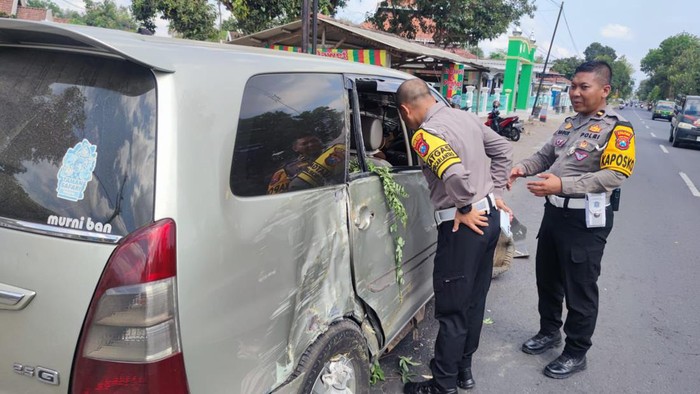 mobil toyota Innova tabrak motor pohon dan rambu, 2 tewas