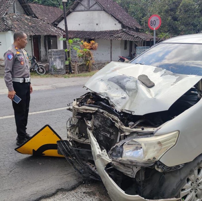 mobil toyota Innova tabrak motor pohon dan rambu, 2 tewas