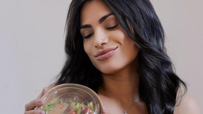 Model majalah Playboy Vanusa Freitas yang ditegur karena bekal makanannya yang baunya semerbak.