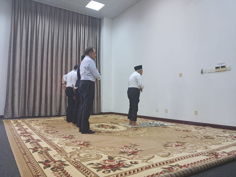 Momen akrab Wapres Ma'ruf Amin dan PM Malaysia Anwar Ibrahim di sela KTT ASEAN di Laos. (Arief Ikhsanudin detikcom dan Dok Istimewa)