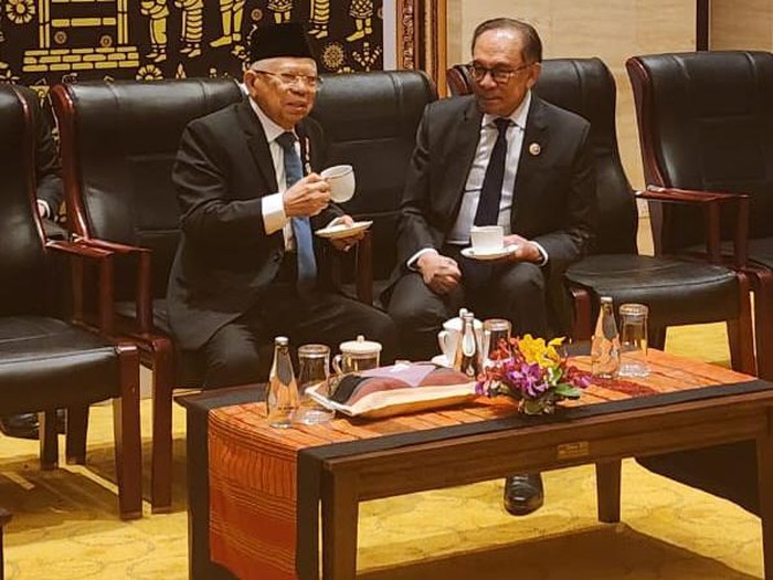 Momen akrab Wapres Maruf Amin dan PM Malaysia Anwar Ibrahim di sela KTT ASEAN di Laos. (Arief Ikhsanudin detikcom dan Dok Istimewa)