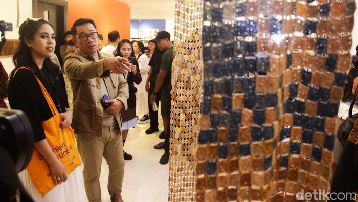 Menparekraf Sandiaga Uno dan cagub Jakarta no urut 1, Ridwan Kamil menghadiri pembukaan  Indonesian Contemporary Art & Design (ICAD) 2024 di Kemang, Jakarta Selatan, Rabu (9/10/2024).