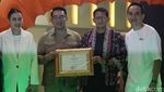 Momen Ridwan Kamil dan Sandiaga Uno Bertemu di Pameran Seni