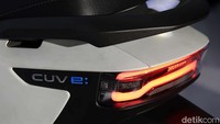Lalu Honda CUV e: tipe RoadSync Duo akan dipasarkan pada range harga Rp 57-61 juta (unit Rp 37-41 juta + dua unit baterai MPP e: seharga Rp 10 juta/ unit baterai), on the road DKI Jakarta.