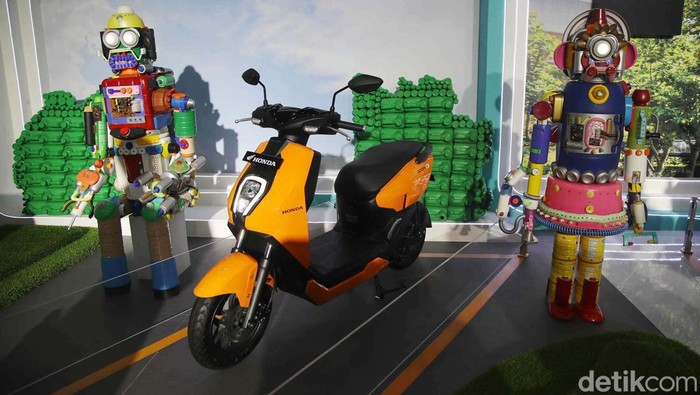 Motor Listrik Honda ICON e: Honda resmi meluncurkan dua motor listrik terbarunya. Salah satu motor listrik terbaru dari Honda itu adalah ICON e:. Peluncuran dilakukan di Astra Honda Motor Safety Riding & Training Center, Cikarang, Rabu (9/10/2024).