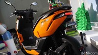 Dimensi compact bertaut dengan pijakan kaki flat pada sepeda motor listrik ini memberikan kenyamanan dan fleksibilitas berkendara.