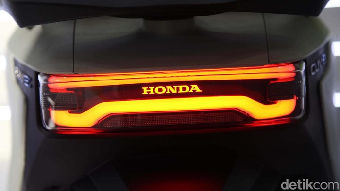 Honda resmi meluncurkan dua motor listrik terbarunya. Salah satu motor listrik terbaru dari Honda itu adalah ICON e:. Peluncuran dilakukan di Astra Honda Motor Safety Riding & Training Center, Cikarang, Rabu (9/10/2024).