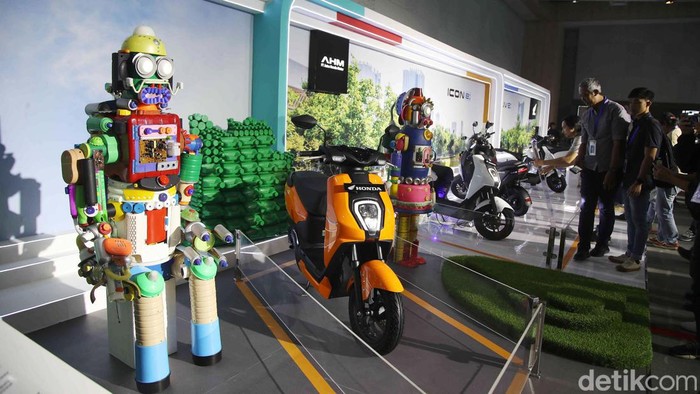 Motor Listrik Honda ICON e: Honda resmi meluncurkan dua motor listrik terbarunya. Salah satu motor listrik terbaru dari Honda itu adalah ICON e:. Peluncuran dilakukan di Astra Honda Motor Safety Riding & Training Center, Cikarang, Rabu (9/10/2024).
