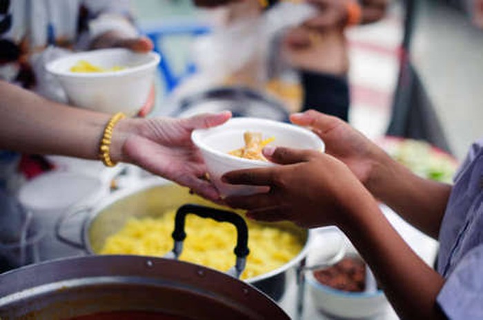 Mulia! Restoran Ini Bagikan Bon Makan Gratis Untuk Orang yang Memerlukan