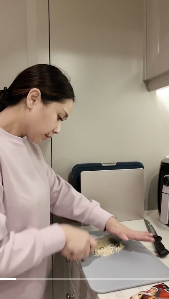 Nagita Slavina Coba Bikin Ramen Creamy Gurih, Pakai Bahan Ini!