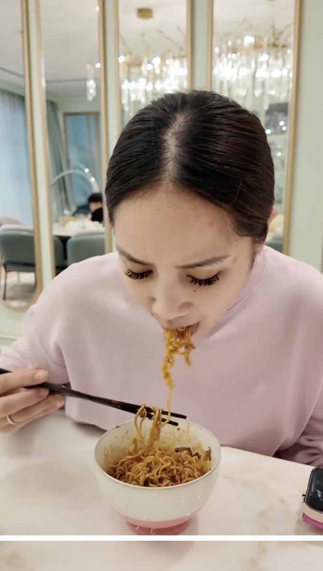 Nagita Slavina Coba Bikin Ramen Creamy Gurih, Pakai Bahan Ini!