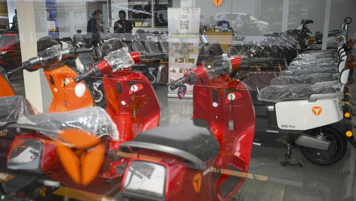 Dua orang pekerja mengecek sepeda motor listrik di salah satu dealer di Pasar Minggu, Jakarta Selatan, Senin (8/10/2024). Direktur Jenderal Industri Agro Kementerian Perindustrian Putu Juli Ardika mengatakan pembahasan mengenai Peraturan Menteri Keuangan Nomor 8 Tahun 2024 telah dimulai, dan keputusan mengenai perpanjangan insentif untuk industri Kendaraan Listrik Berbasis Baterai (KLBB) akan ditentukan kebijakan pemerintahan Prabowo-Gibran. ANTARA FOTO/Muhammad Ramdan/YU