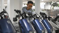 Pekerja mengecek sepeda motor listrik di salah satu dealer di Pasar Minggu, Jakarta Selatan, Senin (8/10/2024).