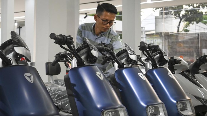 Nasib Insentif Kendaraan Listrik di Tangan Prabowo Dua orang pekerja mengecek sepeda motor listrik di salah satu dealer di Pasar Minggu, Jakarta Selatan, Senin (8/10/2024). Direktur Jenderal Industri Agro Kementerian Perindustrian Putu Juli Ardika mengatakan pembahasan mengenai Peraturan Menteri Keuangan Nomor 8 Tahun 2024 telah dimulai, dan keputusan mengenai perpanjangan insentif untuk industri Kendaraan Listrik Berbasis Baterai (KLBB) akan ditentukan kebijakan pemerintahan Prabowo-Gibran. ANTARA FOTO/Muhammad Ramdan/YU