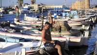 Para nelayan di Kota Sidon, Lebanon selatan, tak bisa melaut pada Selasa (8/10/2024) akibat pertempuran Israel melawan Hizbullah yang sedang berlangsung. (AP Photo/Mohammed Zaatari)  